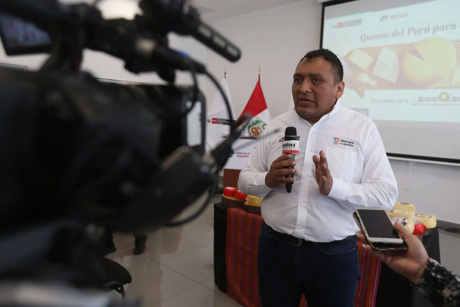 Sierra y Selva Exportadora presenta a la delegación de productores de quesos que participará en el concurso internacional Expo Queso Brasil 2022, que se realizará del 02 al 05 de junio. En la imagen, el presidente ejecutivo de Sierra y Selva Exportadora, Carlos Talavera Flores.
Foto: ANDINA/Eddy Ramos