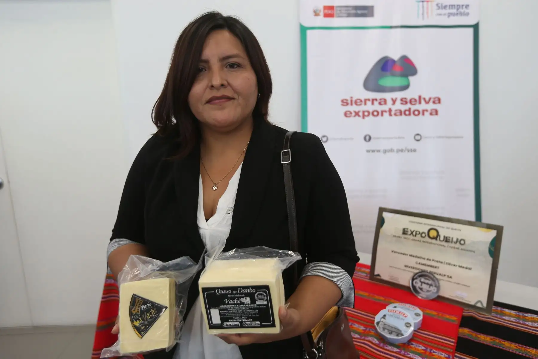 Sierra y Selva Exportadora presentará a la delegación de productores de quesos que participará en el concurso internacional Expo Queso Brasil 2022.
Se enviarán 42 muestras de quesos (andino, paria, tipo suizo, edam, gouda y parmesano) de productores de las regiones de Ayacucho, Cajamarca, Arequipa, La Libertad, Puno, Junín y Paso. 
Foto: ANDINA/Eddy Ramos