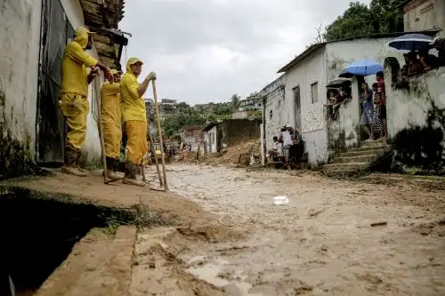 Trabajadores del Ayuntamiento de Recife retiran lodo un día después de un deslizamiento de tierra en la comunidad Jardim Monte Verde, barrio de Ibura, en Recife, estado de Pernambuco, Brasil. Foto: AFP