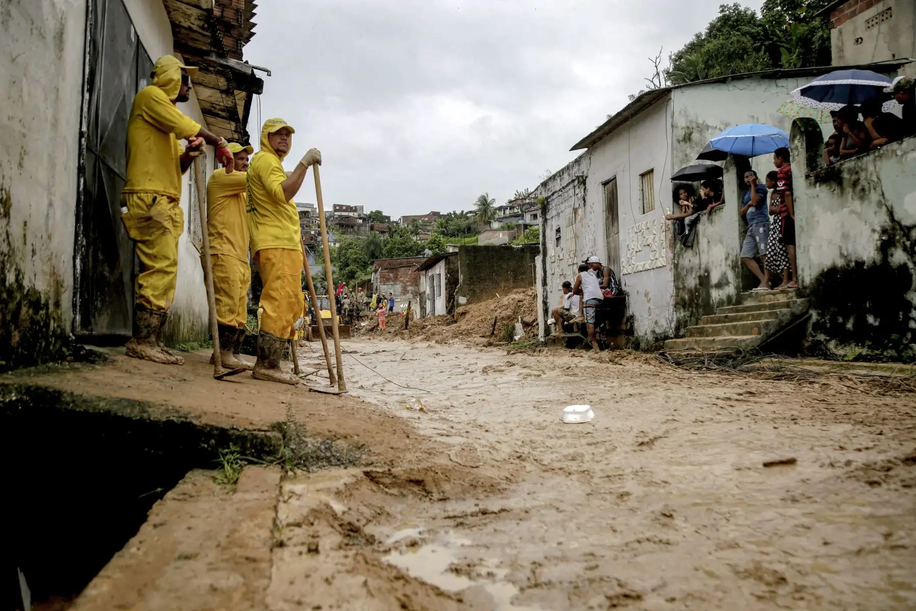 Trabajadores del Ayuntamiento de Recife retiran lodo un día después de un deslizamiento de tierra en la comunidad Jardim Monte Verde, barrio de Ibura, en Recife, estado de Pernambuco, Brasil. Foto: AFP