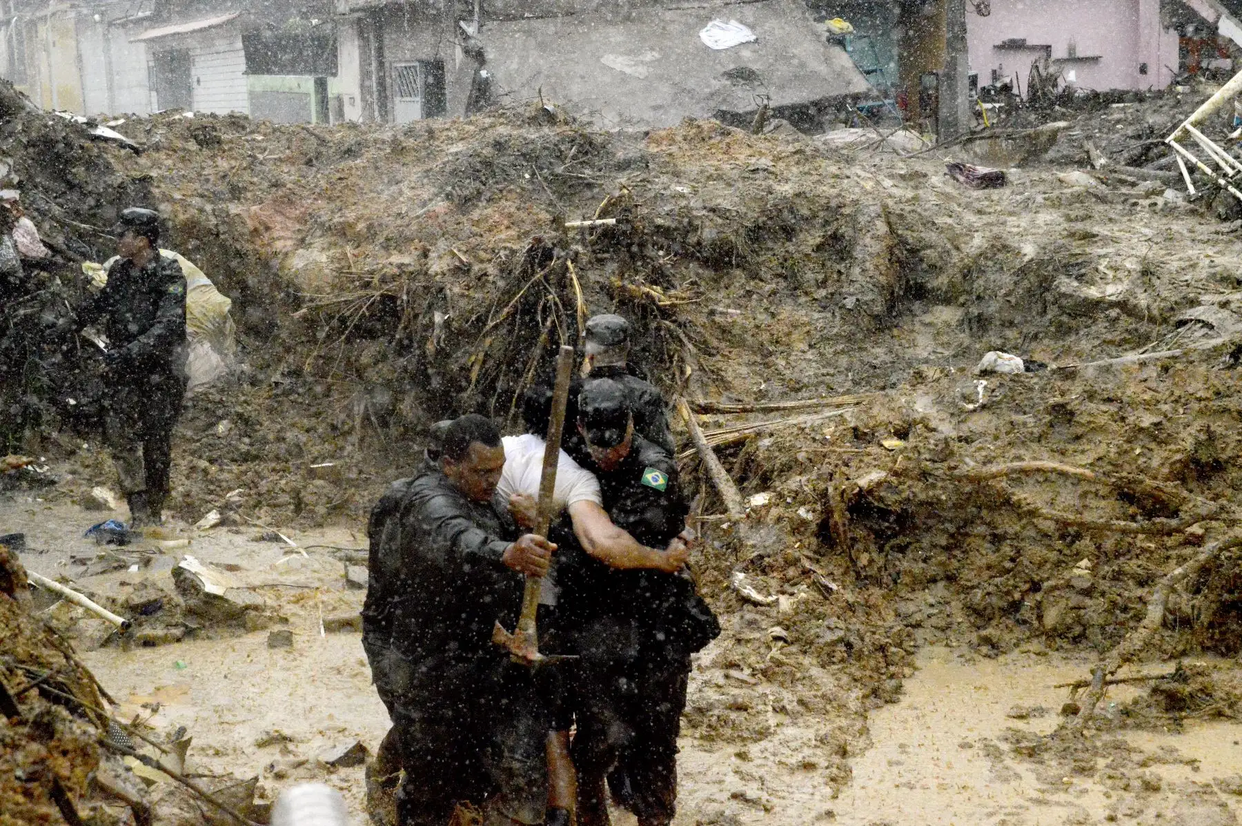Las lluvias torrenciales que han azotado el estado de Pernambuco, en el noreste de Brasil, desde el martes han dejado al menos 91 muertos. Foto: AFP