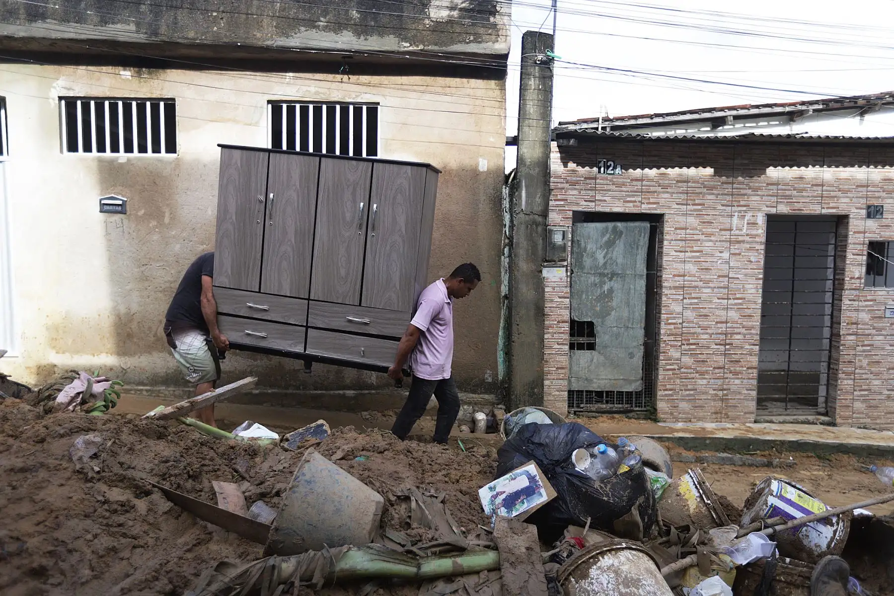 Personas cargan muebles en la escena de un deslizamiento de tierra en la comunidad Jardim Monte Verde, barrio de Ibura, en Recife, Estado de Pernambuco, Brasil, el 30 de mayo de 2022.
Foto: AFP