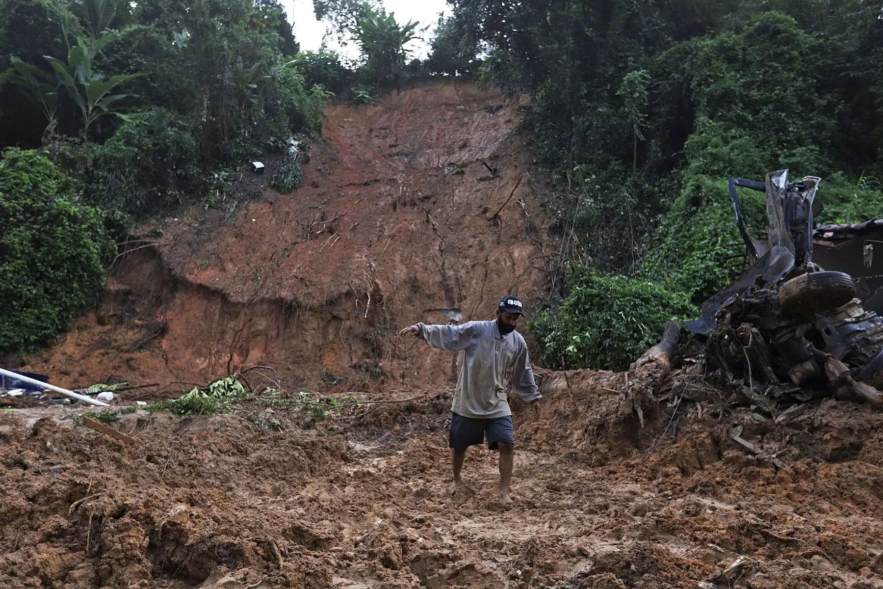 Un hombre camina a través del lodo en la escena de un deslizamiento de tierra en la comunidad Jardim Monte Verde, barrio de Ibura, en Recife, Estado de Pernambuco, Brasil, el 30 de mayo de 2022.
Foto: AFP