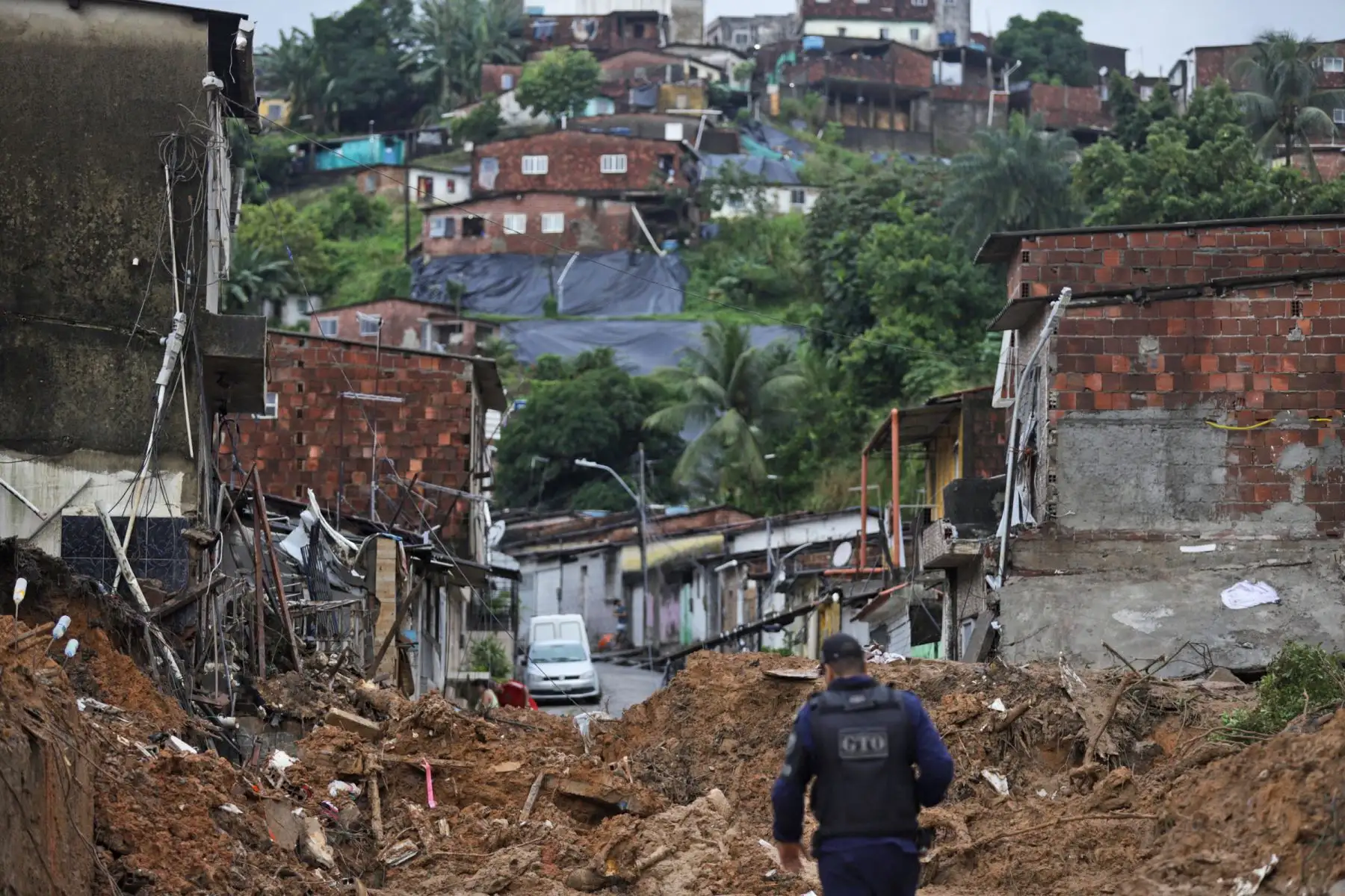 Un policía se encuentra en la escena de un deslizamiento de tierra en la comunidad Jardim Monte Verde, barrio de Ibura, en Recife, Estado de Pernambuco, Brasil, el 30 de mayo de 2022.
Foto: AFP