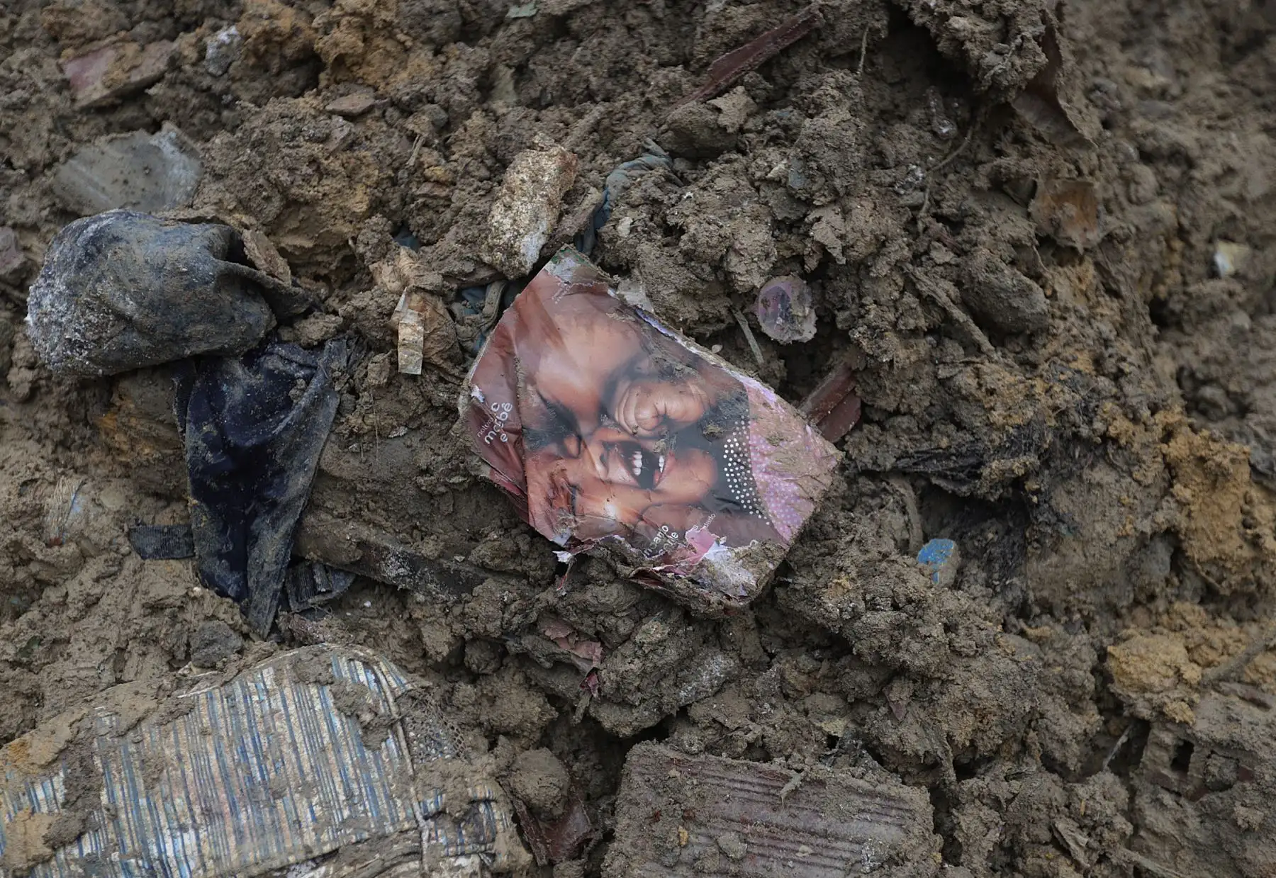 Una revista se ve en medio del lodo en la escena de un deslizamiento de tierra en la comunidad Jardim Monte Verde, barrio de Ibura, en Recife, Estado de Pernambuco, Brasil, el 30 de mayo de 2022.
Foto: AFP