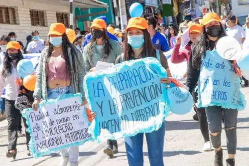 Los participantes llevaban carteles con mensajes para hacer reflexionar sobre la importancia de estar preparados ante un sismo.
