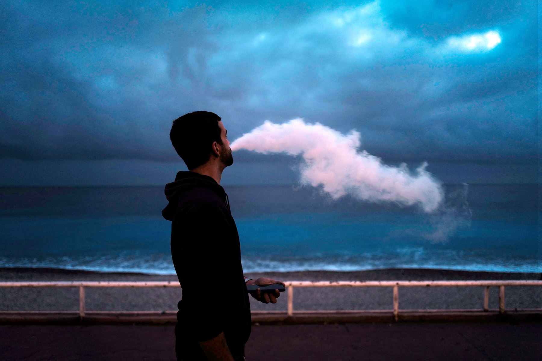La OMS pidió a las autoridades en el mundo considerar a los filtros de los cigarrillos como plásticos de un solo uso y prohibirlos. Foto: AFP