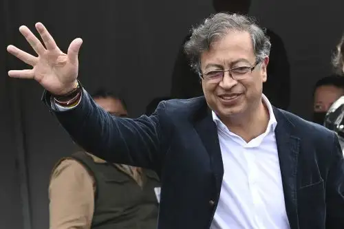El candidato presidencial colombiano por la coalición Pacto Histórico, Gustavo Petro, saluda a sus partidarios después de votar durante las elecciones presidenciales, en Bogotá, Colombia. Foto: AFP