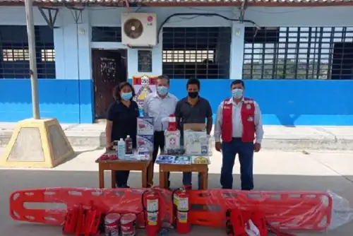 Los dispositivos de seguridad y elementos de emergencia comprenden botiquín de primeros auxilios de metal, lámpara de emergencia a batería, sirena, megáfono, pintura de esmalte sintético color verde, extintores, letreros de señalización, panel de alarma contra incendios, férula espinal larga, inmovilizador lateral de cabeza y otros.