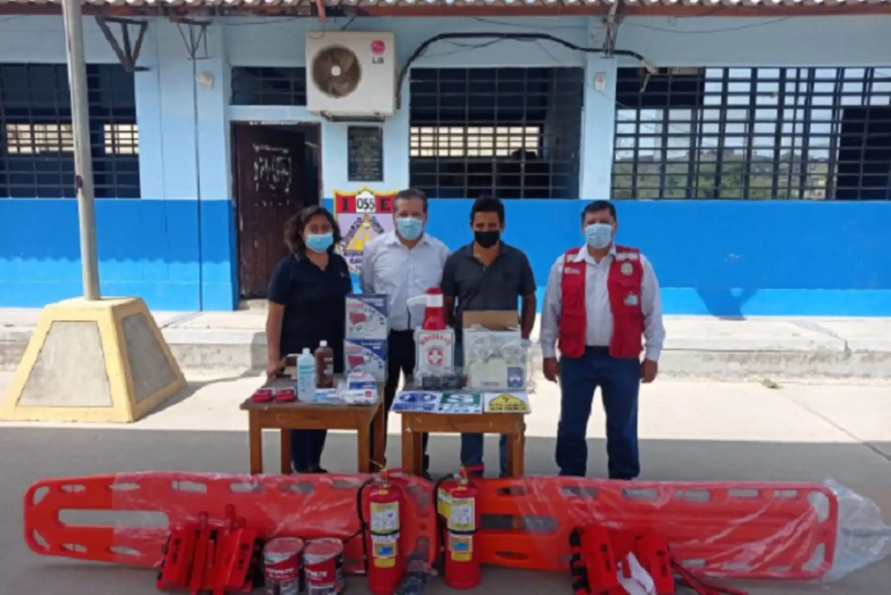 Los dispositivos de seguridad y elementos de emergencia comprenden botiquín de primeros auxilios de metal, lámpara de emergencia a batería, sirena, megáfono, pintura de esmalte sintético color verde, extintores, letreros de señalización, panel de alarma contra incendios, férula espinal larga, inmovilizador lateral de cabeza y otros.