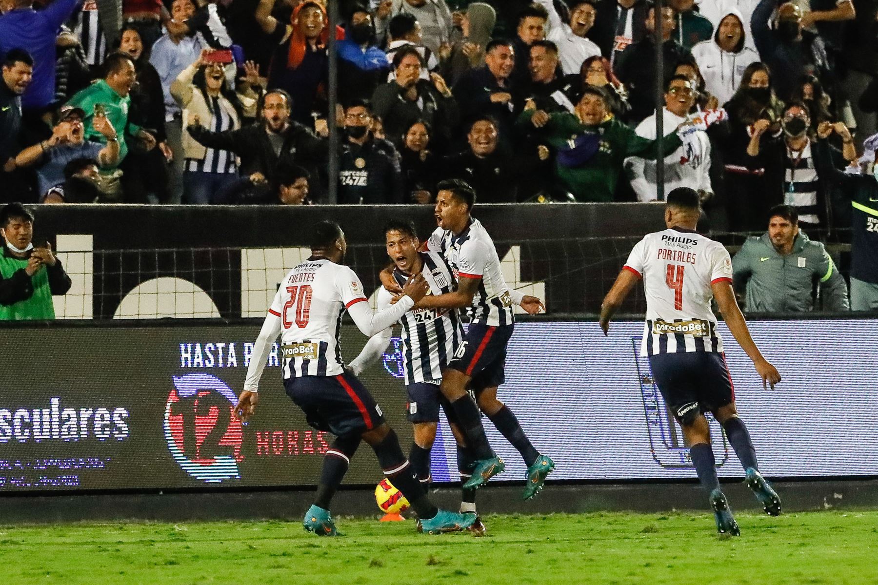 Cristian Benavente vive un buen momento con el equipo de la Victoria, con goles determinantes. Foto: ANDINA/Renato Pajuelo
