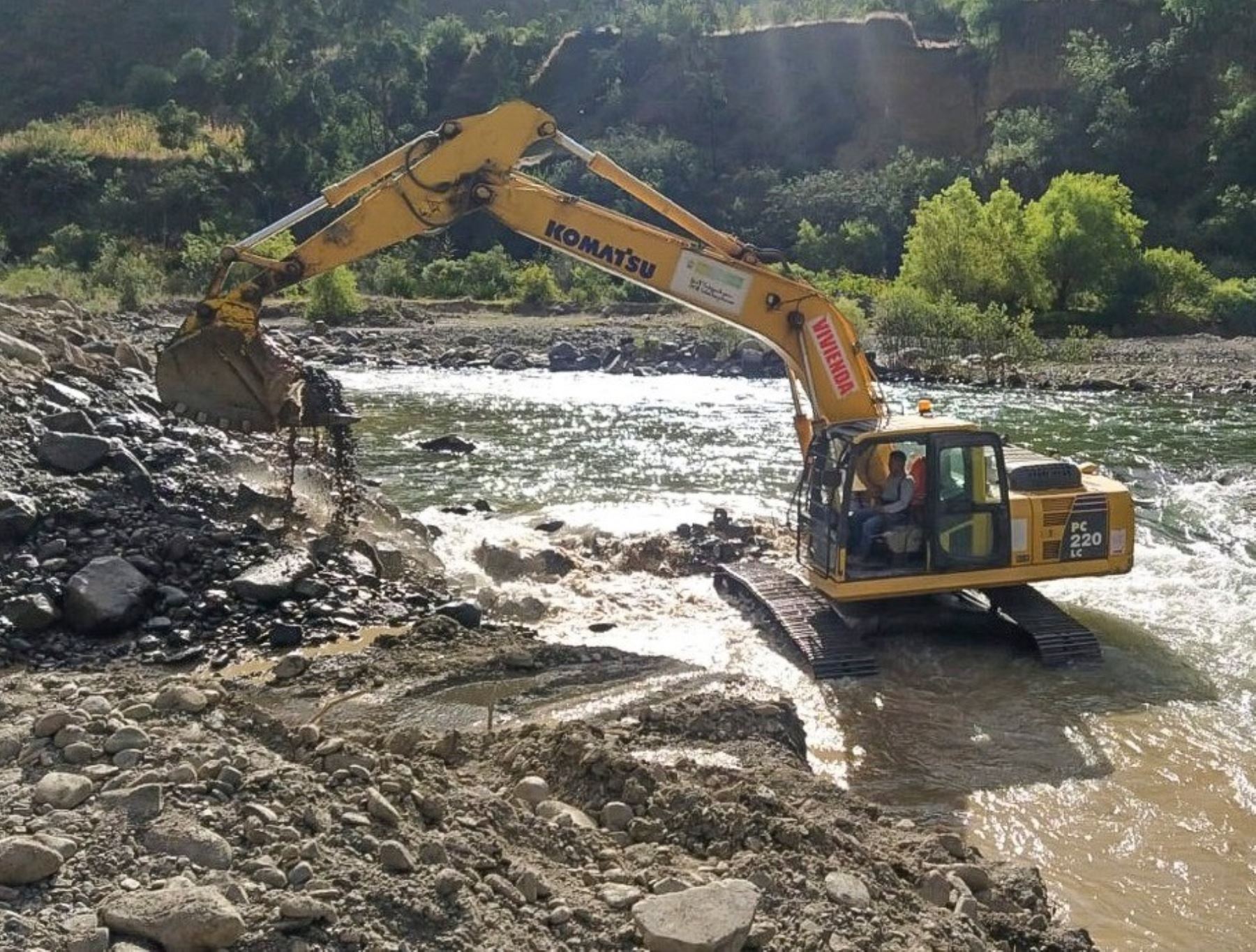Pasco: Vivienda removerá más de 9,000 metros cúbicos de material del río Chaupihuaranga.