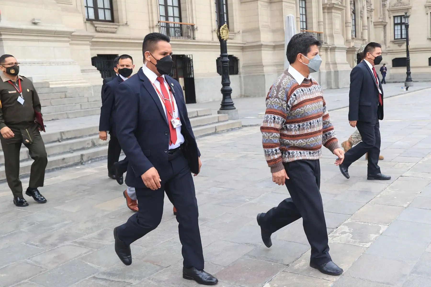 El jefe de Estado, Pedro Castillo, junto con las autoridades del sistema de justicia y trabajadores del Despacho Presidencial, participaron en el Simulacro Nacional Multipeligro 2022. La evacuación se realizó en el Patio de Honor de Palacio de Gobierno. Foto: ANDINA/ Prensa Presidencia