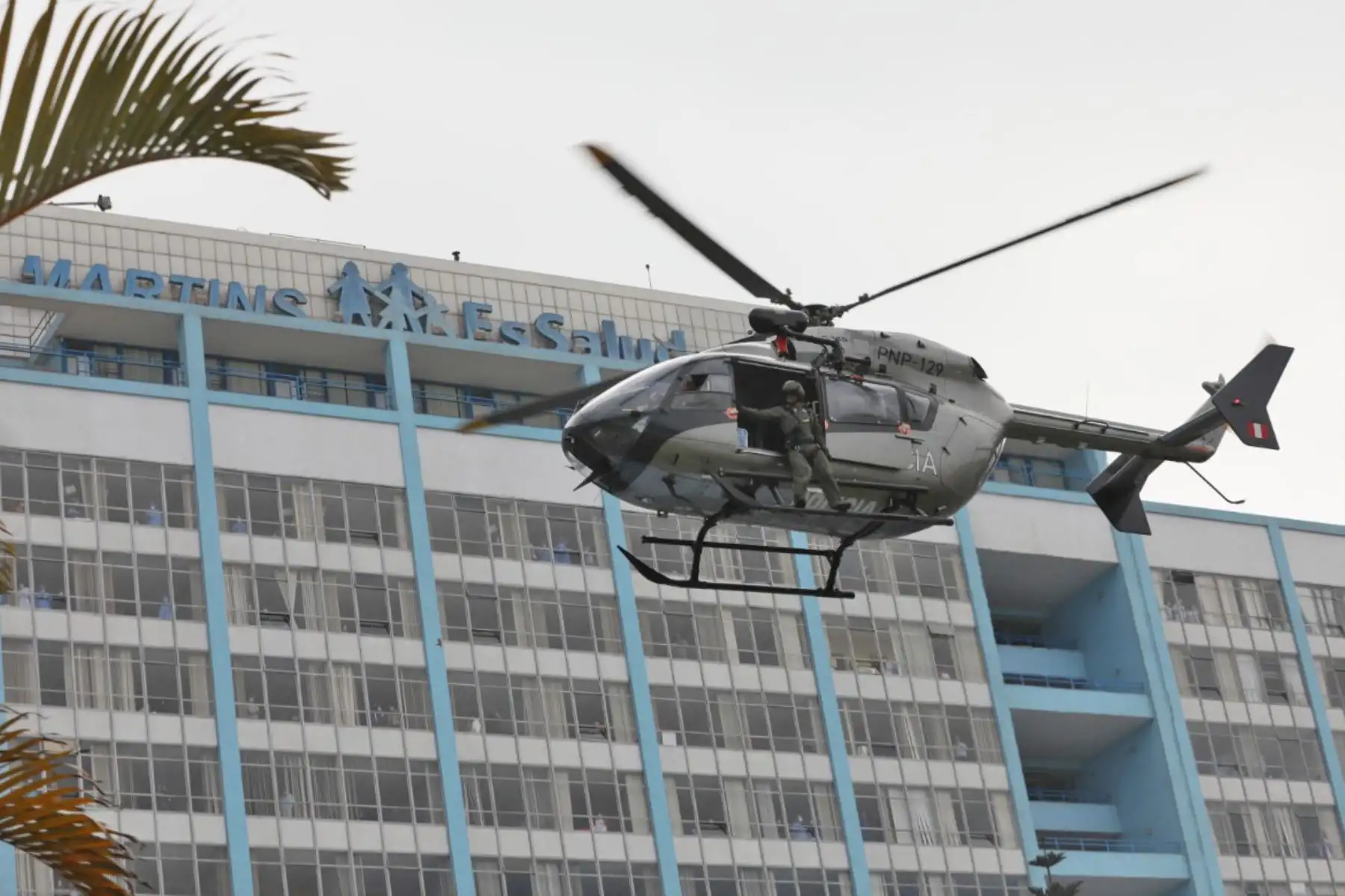 Un helicóptero llega al helipuerto del hospital Rebagliati con un supuesto paciente, demostrando cómo actuar en una situación de emergencia la evacuación de heridos. Foto: ANDINA/ EsSalud