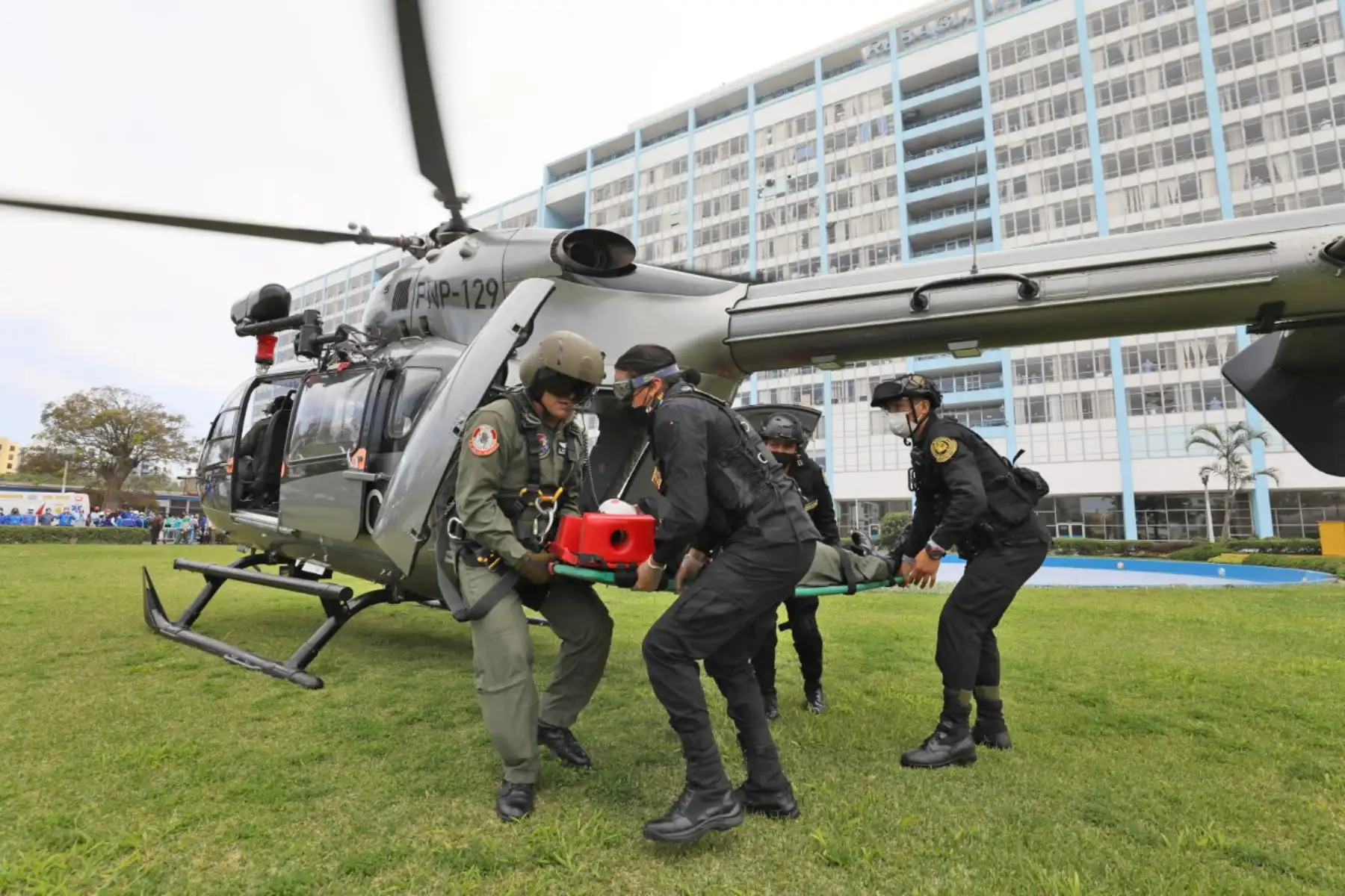 Un helicóptero llega al helipuerto del hospital Rebagliati con un supuesto paciente, demostrando cómo actuar en una situación de emergencia, la evacuación de heridos. Foto: ANDINA/ EsSalud