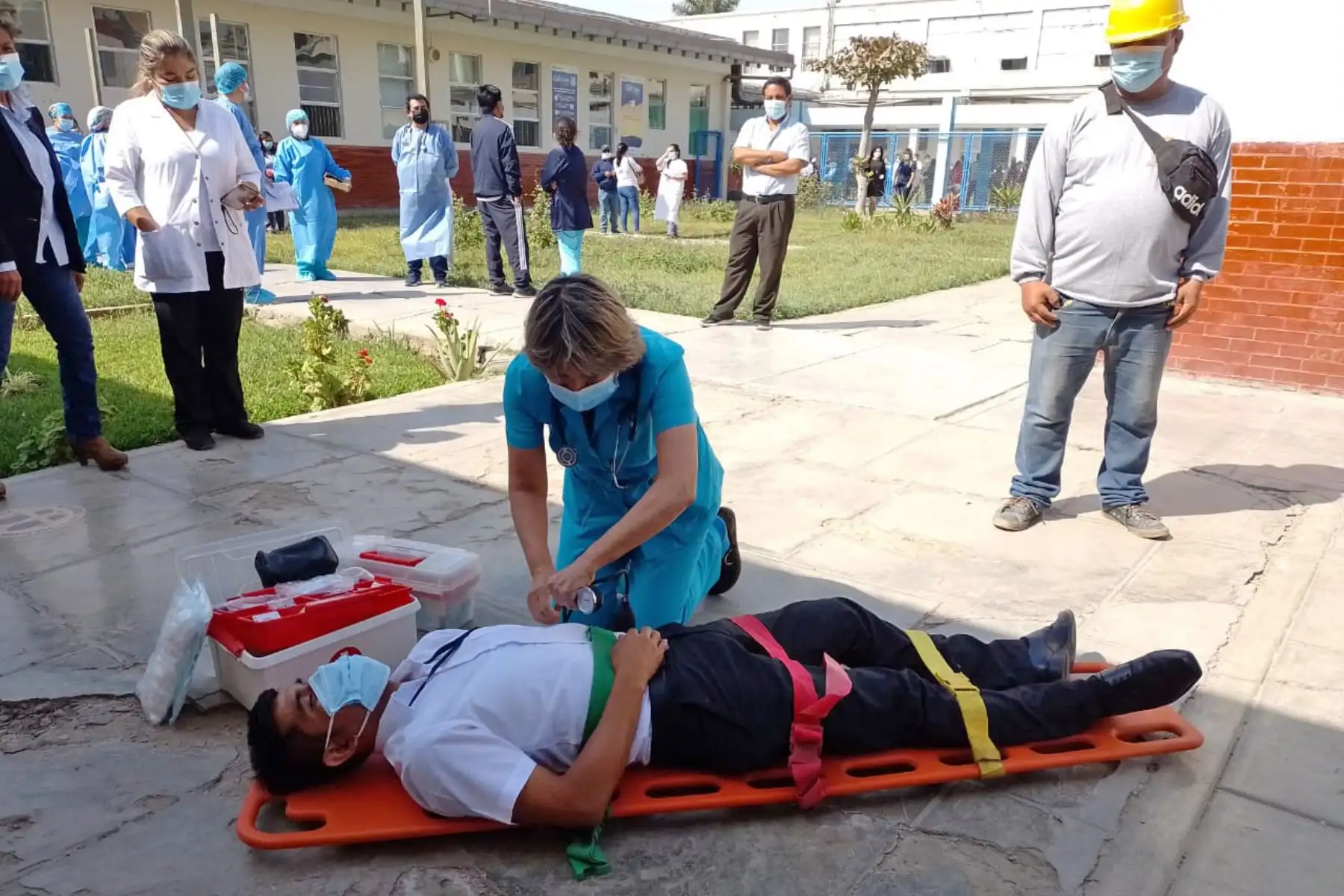 Pacientes y personal médico, participan en el Simulacro Nacional Multipeligro, en todos los hospitales de EsSalud. Foto: ANDINA/ EsSalud