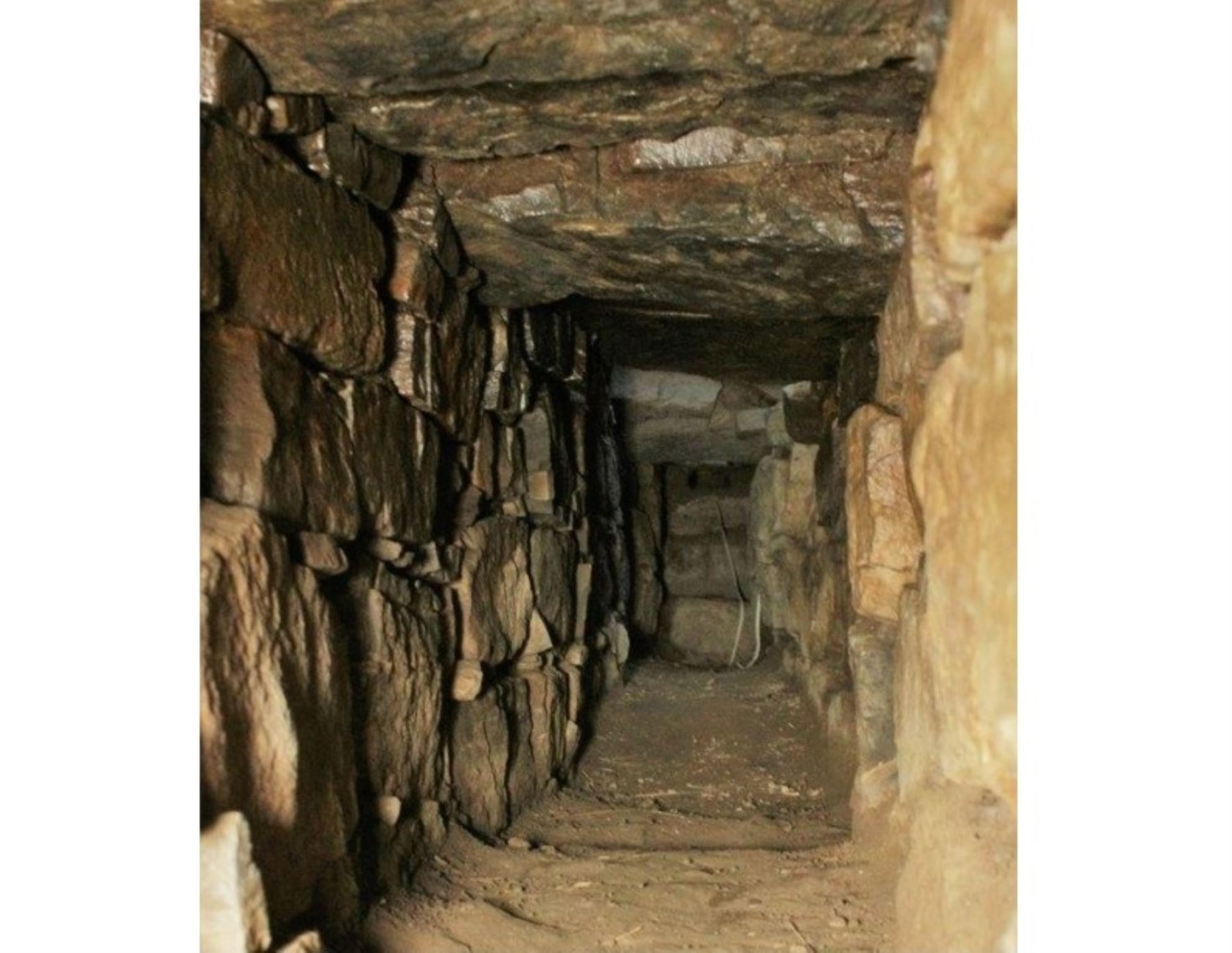 La galería descubierta en el monumento arqueológico Chavín de Huántar tendría una antigüedad de más de 3,000 años y en su interior se hallaron vasijas ceremoniales.