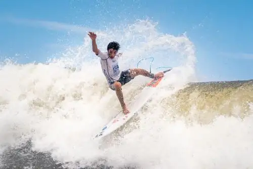 Surfistas peruanos siguen luchando en el Mundial Junior El Salvador 2022