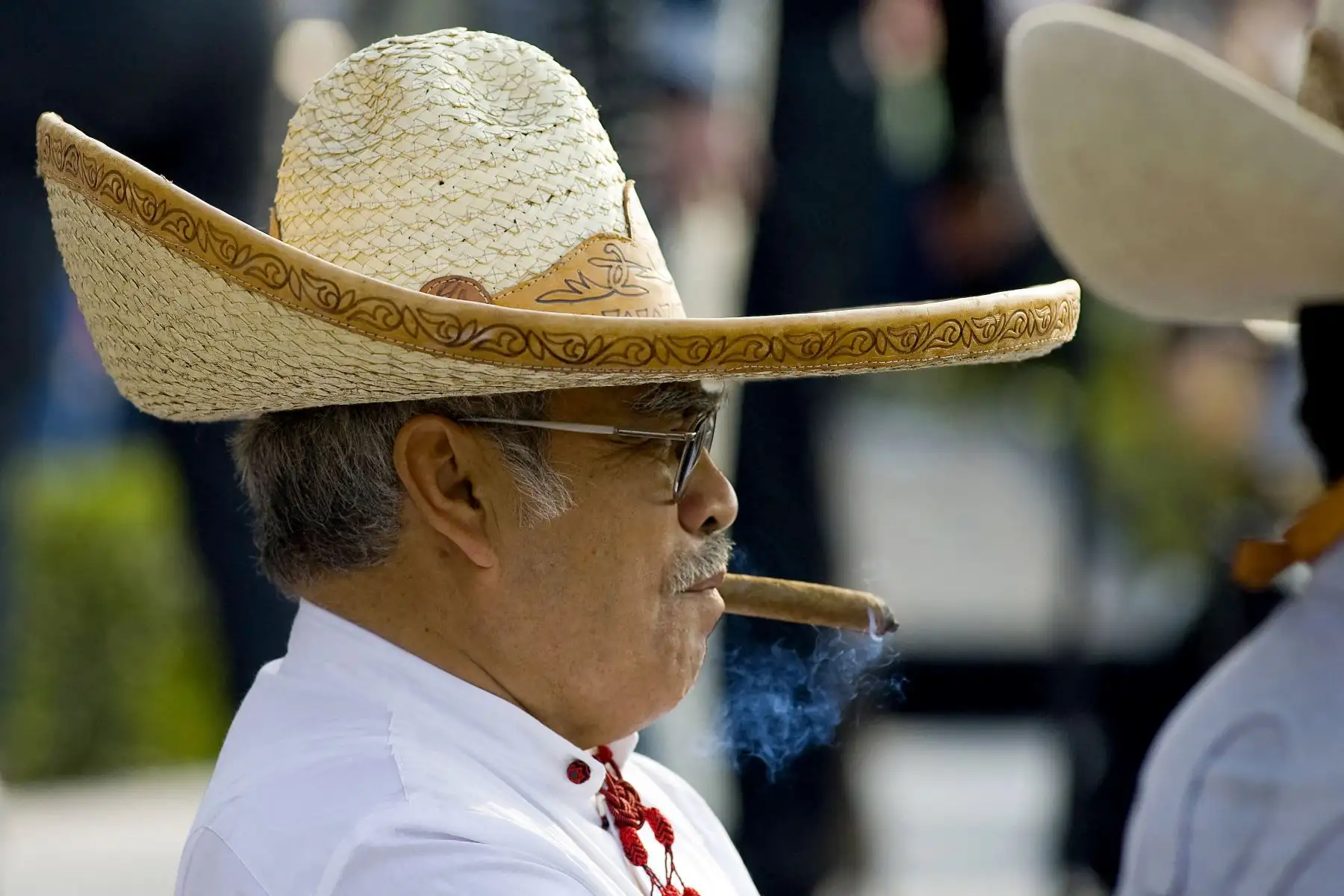Las prohibiciones vigentes incluyen fumar en espacios cerrados, oficinas gubernamentales, comercios, bares y restaurantes. Foto: AFP