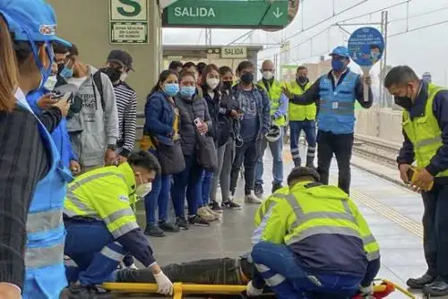 En los paraderos se pudo observar que los controladores de vía mantuvieron la calma en todo momento, informaron a los usuarios sobre las zonas seguras a donde dirigirse, lejos de edificios con ventanas, postes de luz o alguna estructura que represente un posible peligro. Foto: Difusión