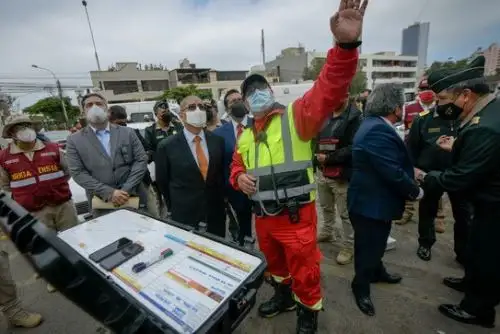 Como parte del simulacro, policías y bomberos realizaron ejercicios de rescate de heridos en infraestructuras elevadas.