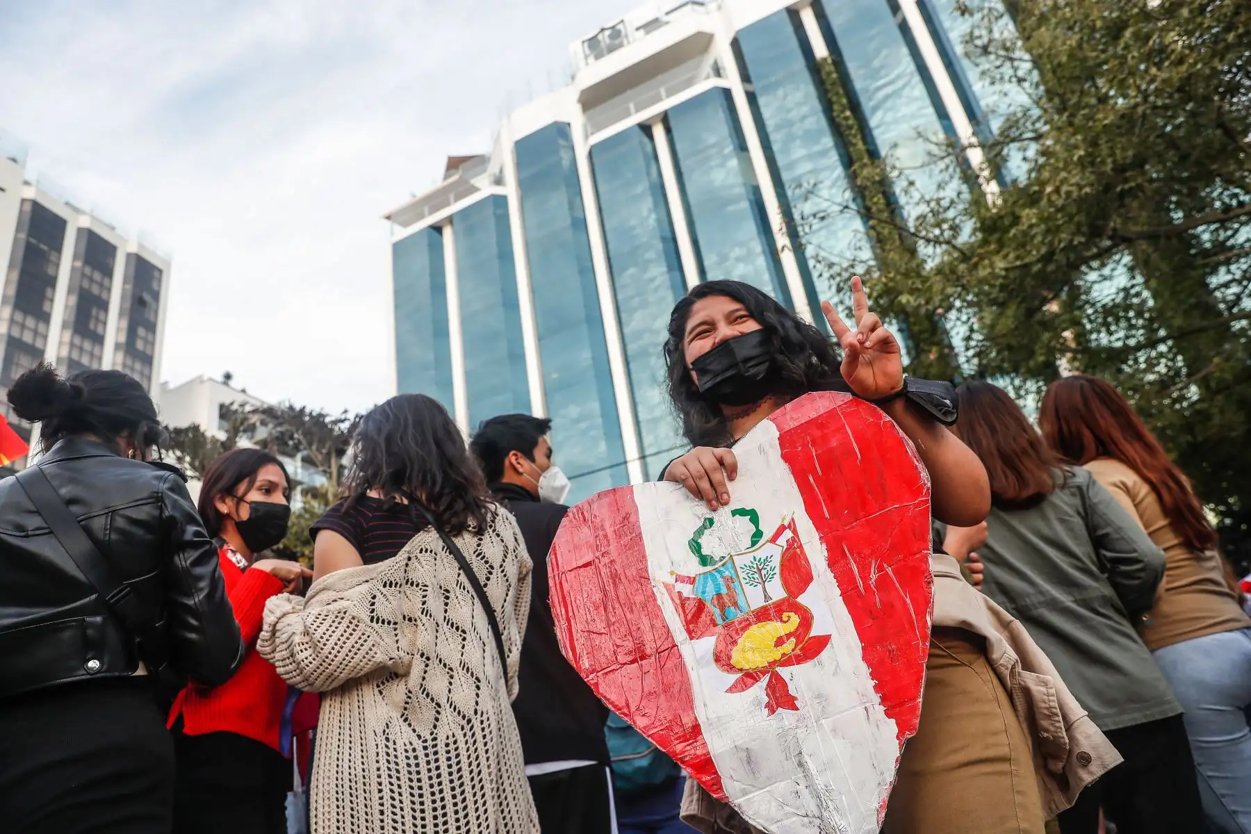Cientos de fans aguardan al cantante británico Louis Tomlinson, en los exteriores del  Miraflores Park Hotel, el exintegrante de la banda One Direction llegó a Lima este lunes previo a su concierto que se llevará a cabo el miércoles 1 de junio en el Arena Perú en la Explanada del Jockey Plaza. 
Foto: ANDINA/Renato Pajuelo