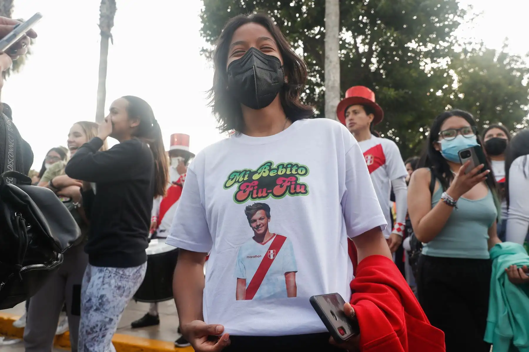Cientos de fans aguardan al cantante británico Louis Tomlinson, en los exteriores del  Miraflores Park Hotel, el exintegrante de la banda One Direction llegó a Lima este lunes previo a su concierto que se llevará a cabo el miércoles 1 de junio en el Arena Perú en la Explanada del Jockey Plaza. 
Foto: ANDINA/Renato Pajuelo