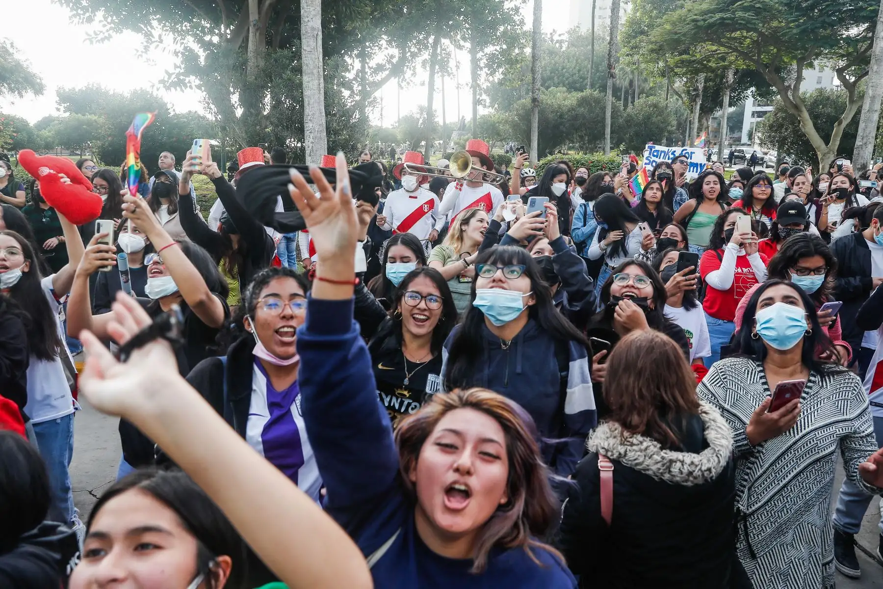 Cientos de fans aguardan al cantante británico Louis Tomlinson, en los exteriores del  Miraflores Park Hotel, el exintegrante de la banda One Direction llegó a Lima este lunes previo a su concierto que se llevará a cabo el miércoles 1 de junio en el Arena Perú en la Explanada del Jockey Plaza. 
Foto: ANDINA/Renato Pajuelo