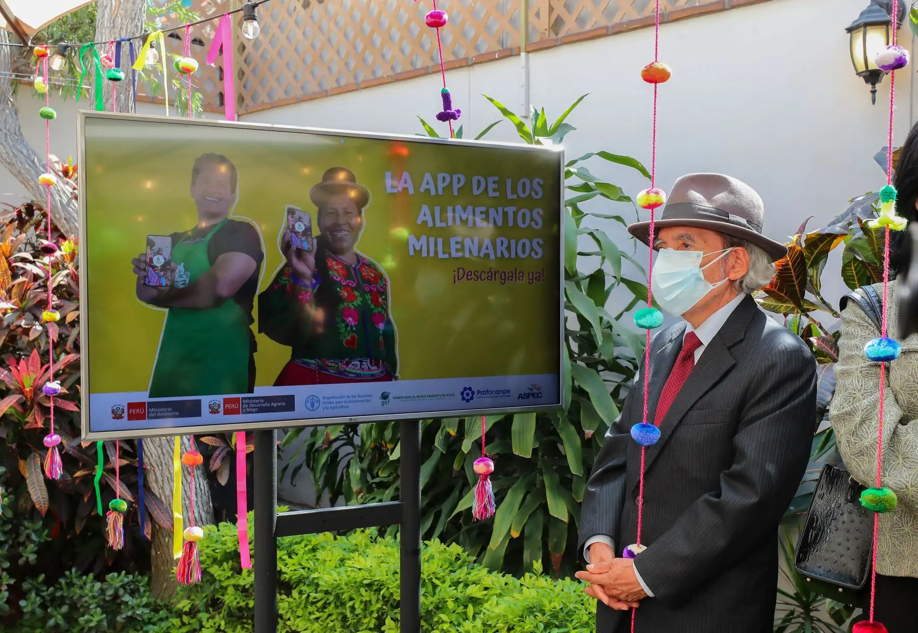 La aplicación digital Kusikuy permitirá el reparto a domicilio de diferentes productos cosechados por más de 500 familias de agricultores conservacionistas del Cusco, Huancavelica, Puno y Apurímac. Esta innovadora herramienta fue lanzada oficialmente esta mañana por el ministro del Ambiente, Modesto Montoya.
Foto: ANDINA/MINAM