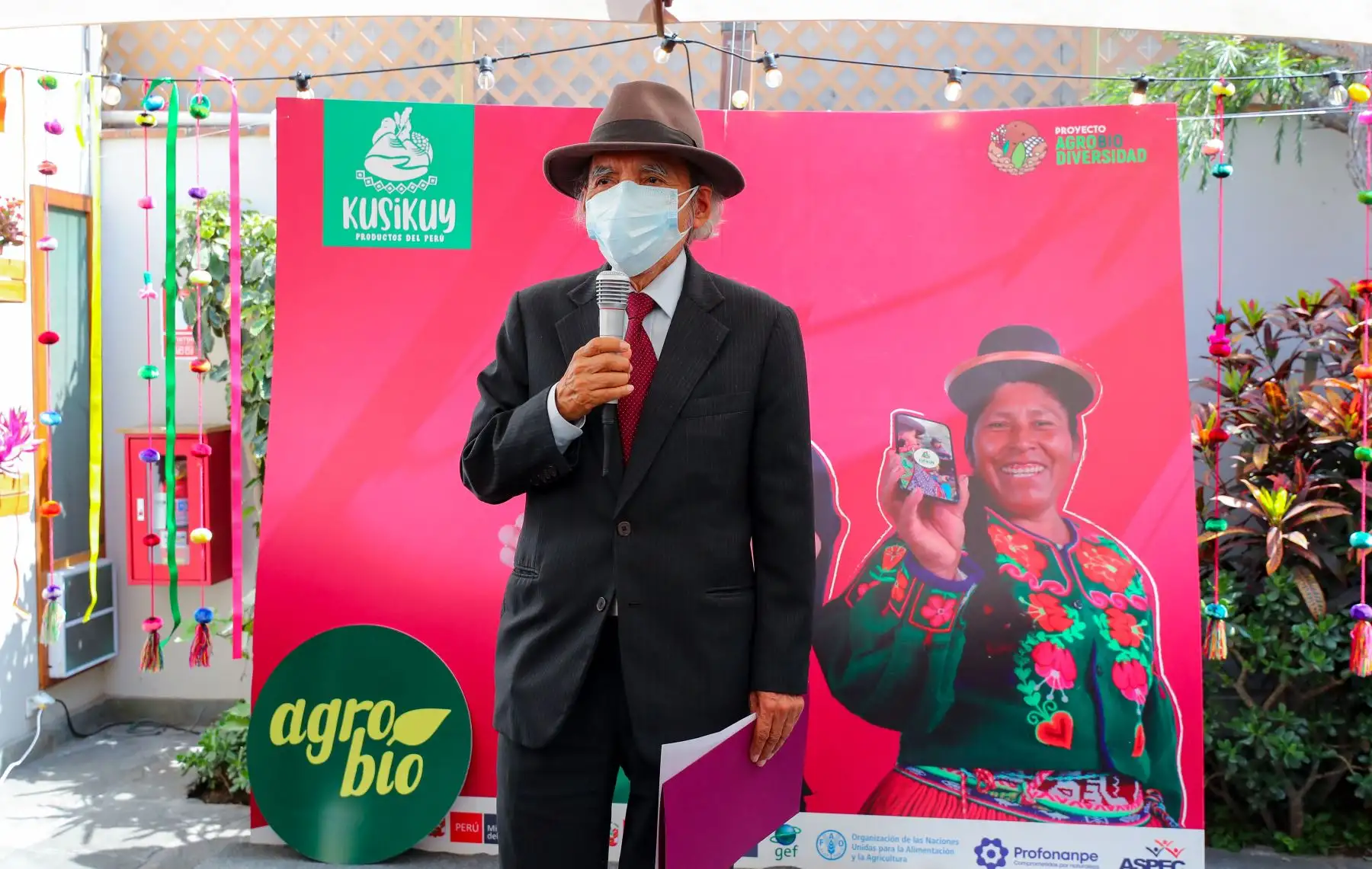 La aplicación digital Kusikuy permitirá el reparto a domicilio de diferentes productos cosechados por más de 500 familias de agricultores conservacionistas del Cusco, Huancavelica, Puno y Apurímac. Esta innovadora herramienta fue lanzada oficialmente esta mañana por el ministro del Ambiente, Modesto Montoya.
Foto: ANDINA/MINAM