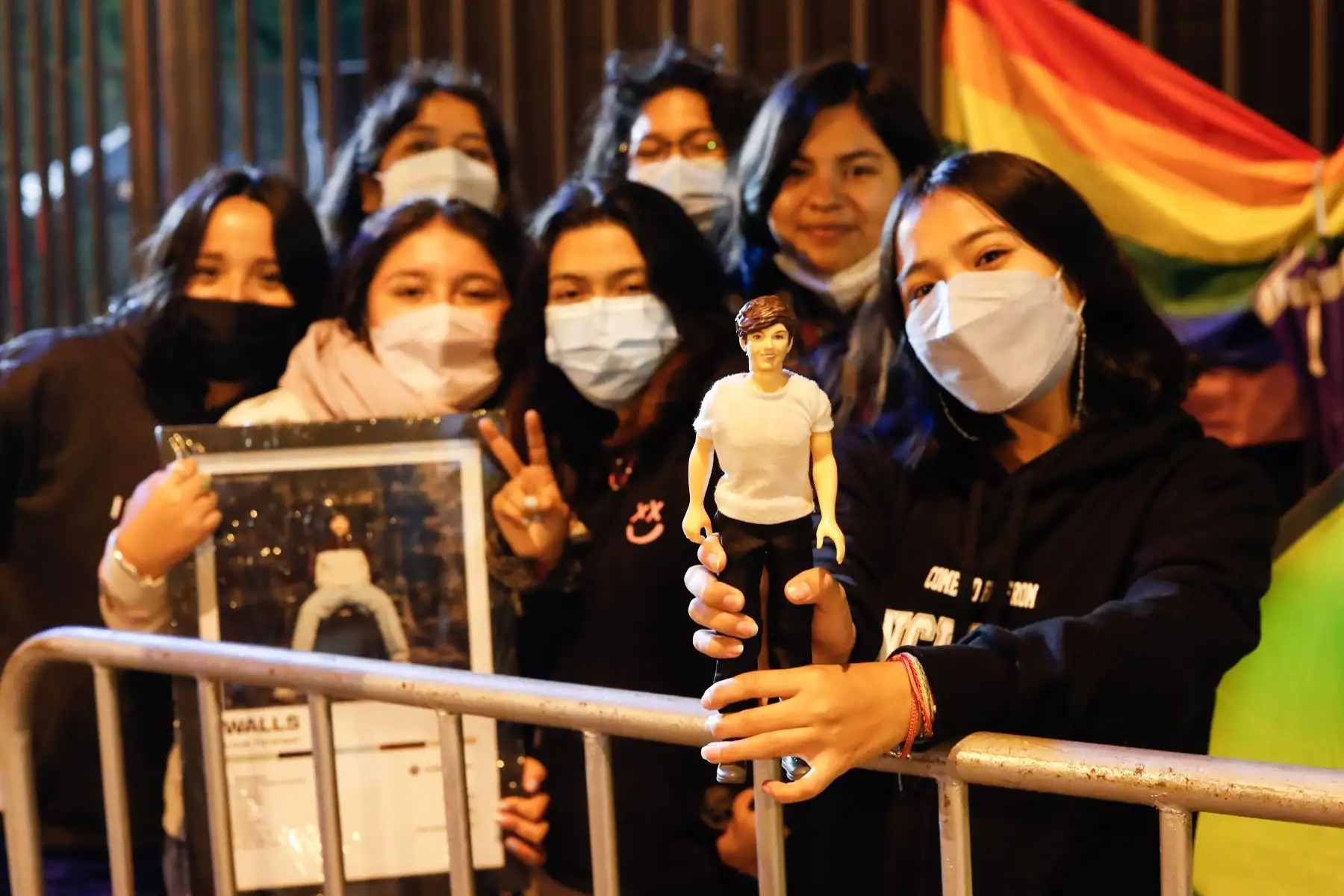 Seguidores del cantante Louis Tomlinson, acampan en los exteriores del Jockey Plaza a la espera del concierto que se realizará mañana en el Arena Perú, luego de agotar todos los boletos en tiempo récord, tanto en la preventa como en la venta general del evento.
Foto: ANDINA/Renato Pajuelo