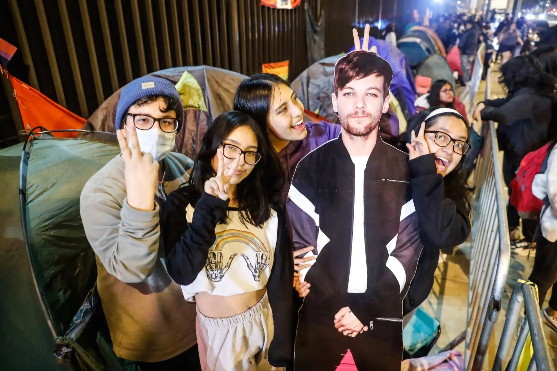 Seguidores del cantante Louis Tomlinson, acampan en los exteriores del Jockey Plaza a la espera del concierto que se realizará mañana en el Arena Perú, luego de agotar todos los boletos en tiempo récord, tanto en la preventa como en la venta general del evento.
Foto: ANDINA/Renato Pajuelo