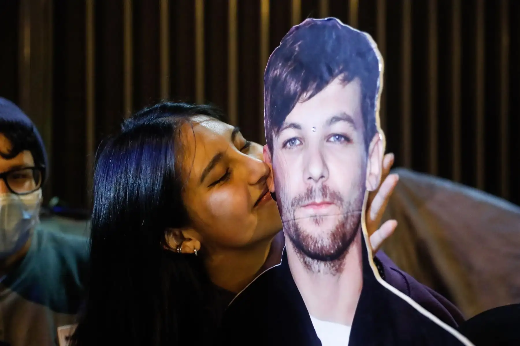 Seguidores del cantante Louis Tomlinson, acampan en los exteriores del Jockey Plaza a la espera del concierto que se realizará mañana en el Arena Perú, luego de agotar todos los boletos en tiempo récord, tanto en la preventa como en la venta general del evento.
Foto: ANDINA/Renato Pajuelo