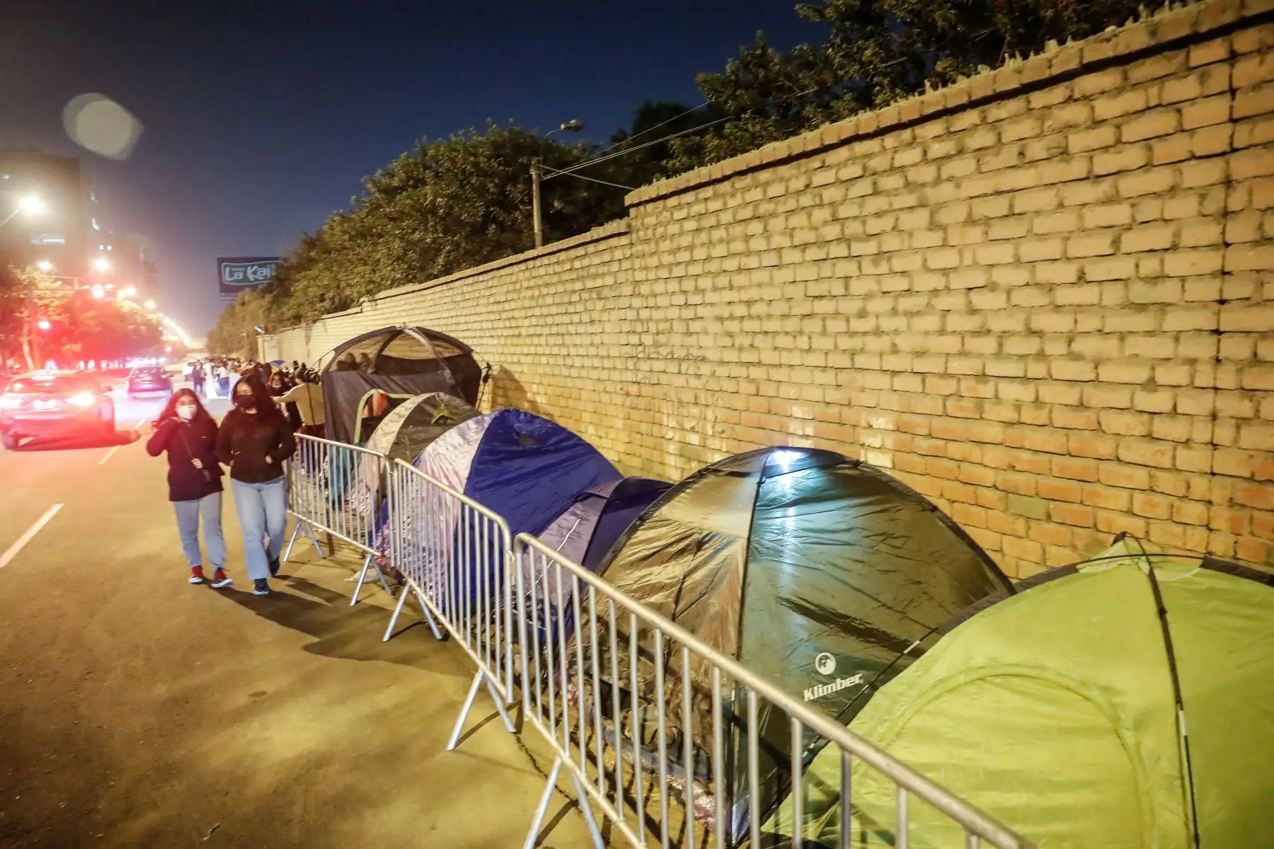 Seguidores del cantante Louis Tomlinson, acampan en los exteriores del Jockey Plaza a la espera del concierto que se realizará mañana en el Arena Perú, luego de agotar todos los boletos en tiempo récord, tanto en la preventa como en la venta general del evento.
Foto: ANDINA/Renato Pajuelo