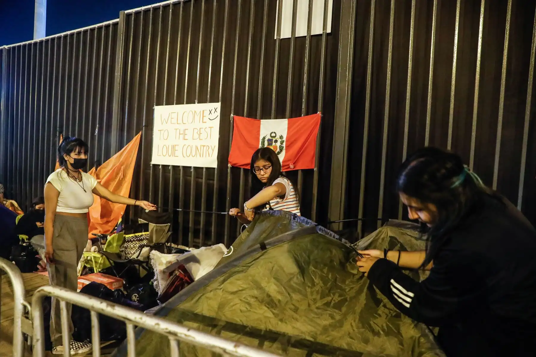 Seguidores del cantante Louis Tomlinson, acampan en los exteriores del Jockey Plaza a la espera del concierto que se realizará mañana en el Arena Perú, luego de agotar todos los boletos en tiempo récord, tanto en la preventa como en la venta general del evento.
Foto: ANDINA/Renato Pajuelo
