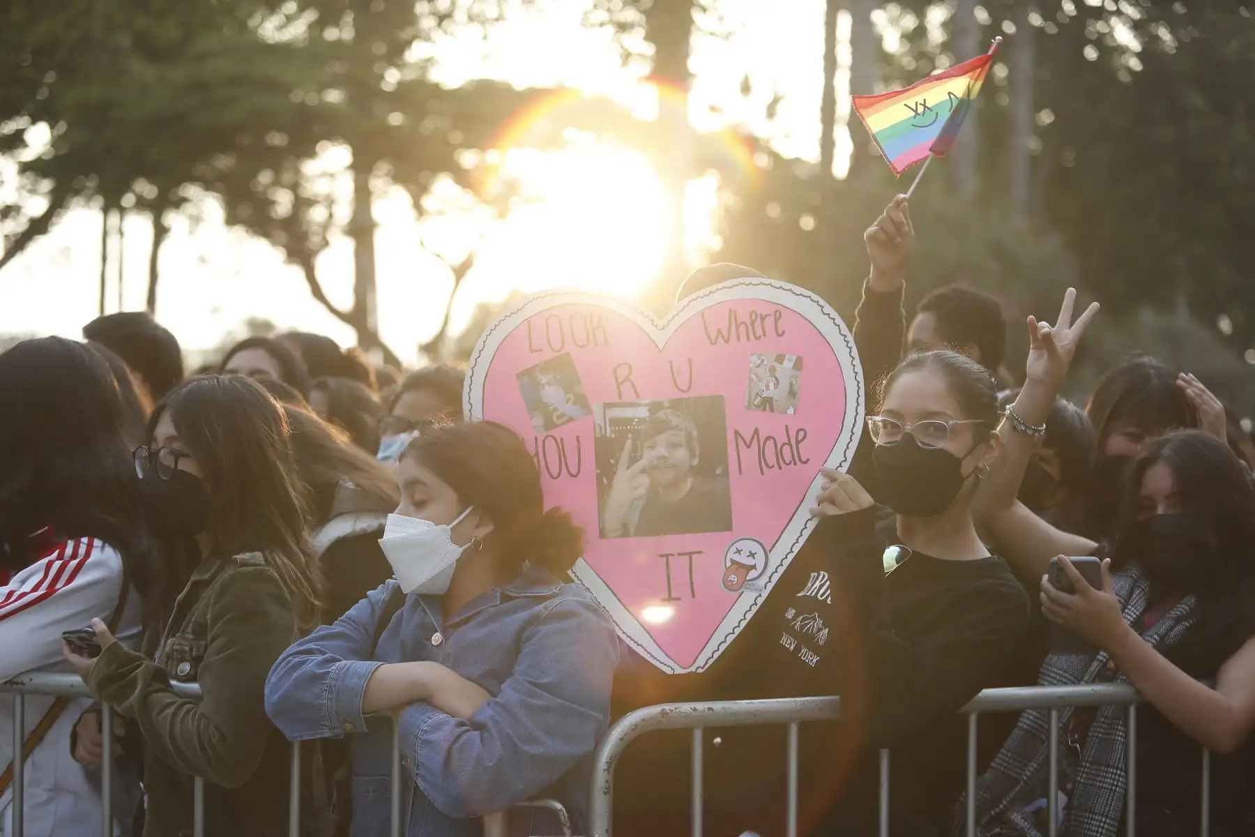 Cientos de fans aguardan al cantante británico Louis Tomlinson, en los exteriores del  Miraflores Park Hotel, el exintegrante de la banda One Direction llegó a Lima este lunes previo a su concierto que se llevará a cabo el miércoles 1 de junio en el Arena Perú en la Explanada del Jockey Plaza . 
Foto: ANDINA/Renato Pajuelo