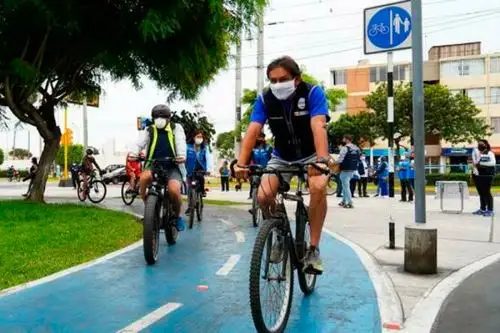 Quienes utilizan una bicicleta para movilizarse deben incorporar accesorios que ayuden a comunicar su presencia en la vía pública, como un sistema de frenos confiable y bien ajustado, timbre o láminas de material retrorreflectante. Foto: ANDINA/ MTC.