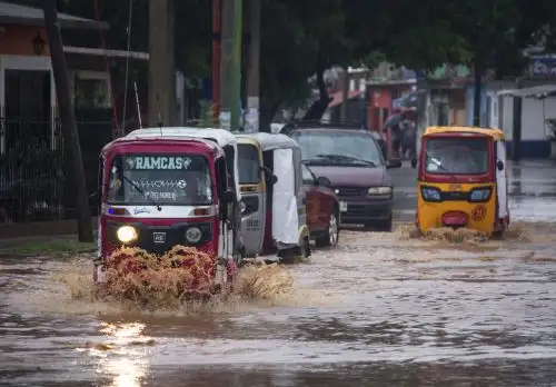 Personas transitan hoy por una avenida inundada en el municipio de Tehuantepec, estado de Oaxaca (México). El huracán Ágatha, de categoría 2 y formado en el Pacífico, tocó tierra este lunes en el estado mexicano de Oaxaca dejando lluvias en el sur y sureste de México, informó el Servicio Meteorológico Nacional (SMN). Foto: EFE