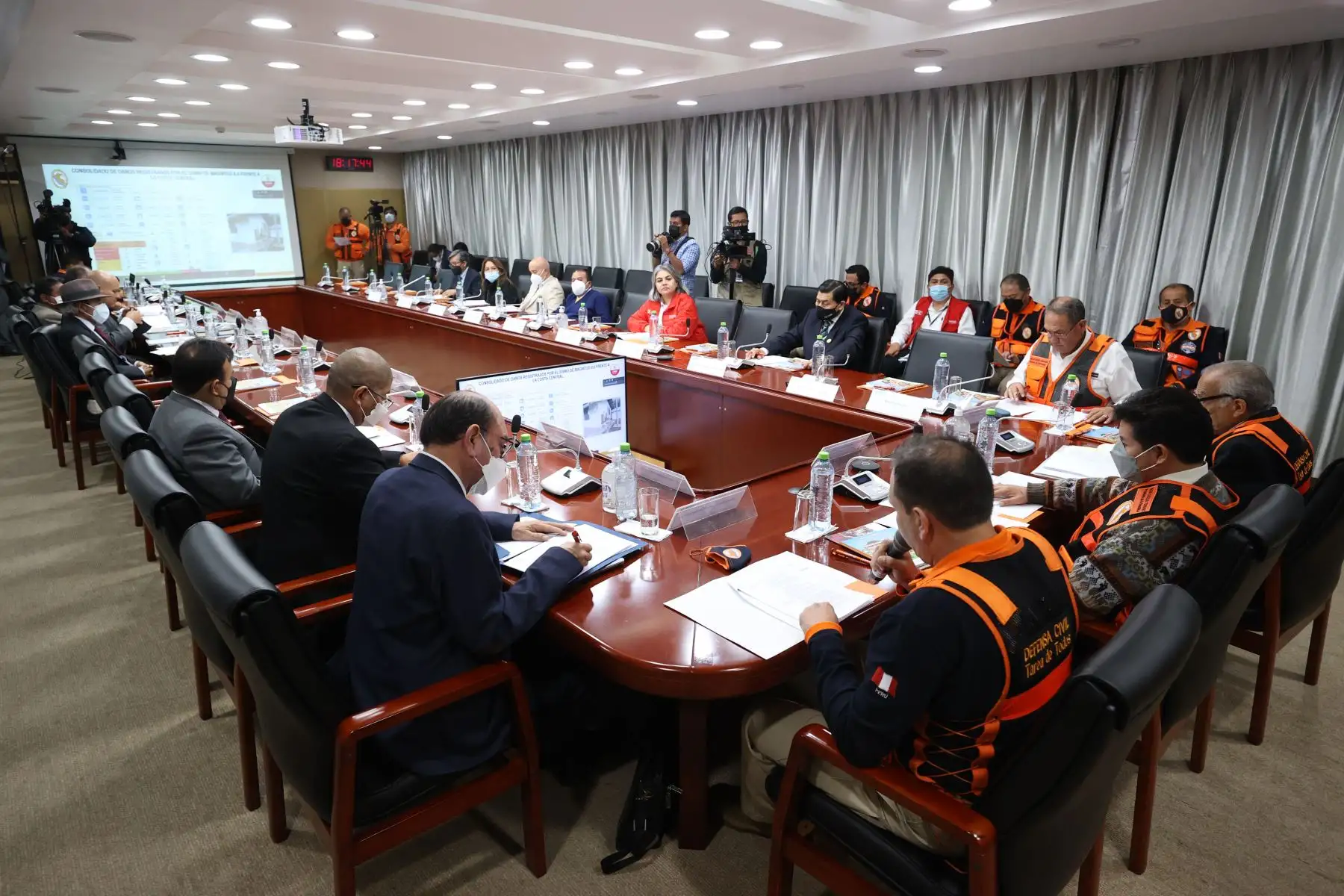 El presidente de la República, Pedro Castillo, junto a ministros de Estado, participa de la Sesión del Consejo Nacional de Gestión del Riesgo de Desastres – CONAGERD, en el Centro de Operaciones de Emergencia Nacional (COEN), donde se hizo un balance de las acciones desarrolladas por cada sector del Estado durante el ejercicio.
Foto: ANDINA/Presidencia Perú