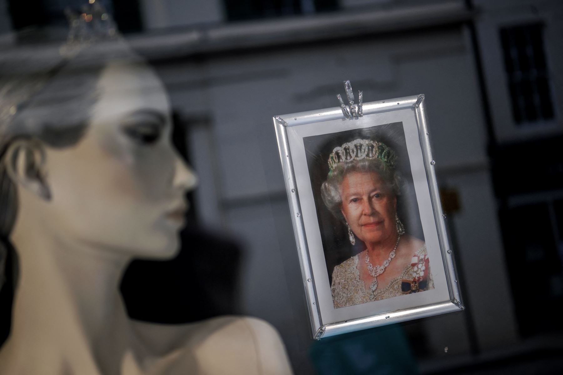 "Durante 70 años, la reina ha sido el símbolo definitivo de lo que significa ser británico. Su liderazgo firme y servicio inquebrantable en buenos y malos momentos ha sido una inspiración para muchos", señaló en el comunicado la ministra de Cultura del Reino Unido, Nadine Dorries. Foto: AFP