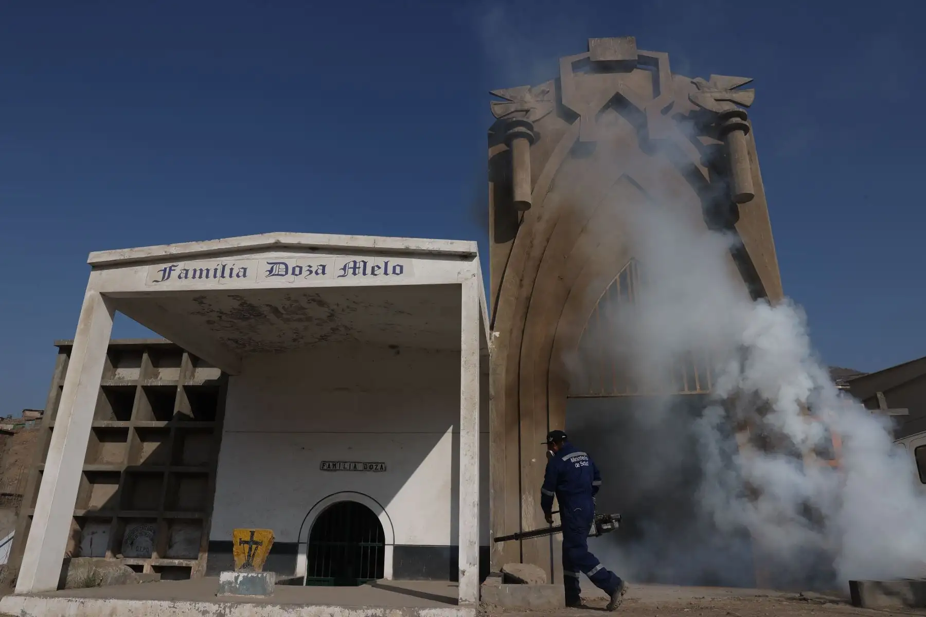 Ministerio de Salud,  realiza una gran intervención focal y fumigación en el cementerio Virgen de Lourdes, ubicado en Villa María del Triunfo, considerado el recinto más grande de Sudamérica y el segundo a nivel mundial. Foto: ANDINA/ Melina Mejía