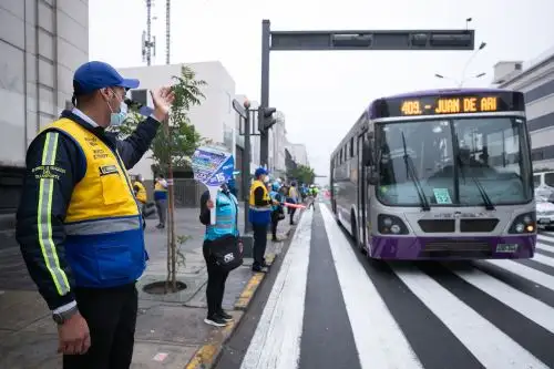 ATU, Policía Nacional y la Municipalidad de Lima, realizan medidas de gestión en la Av. Abancay con el Jirón Ucayali para un ordenamiento fluido del transporte público.