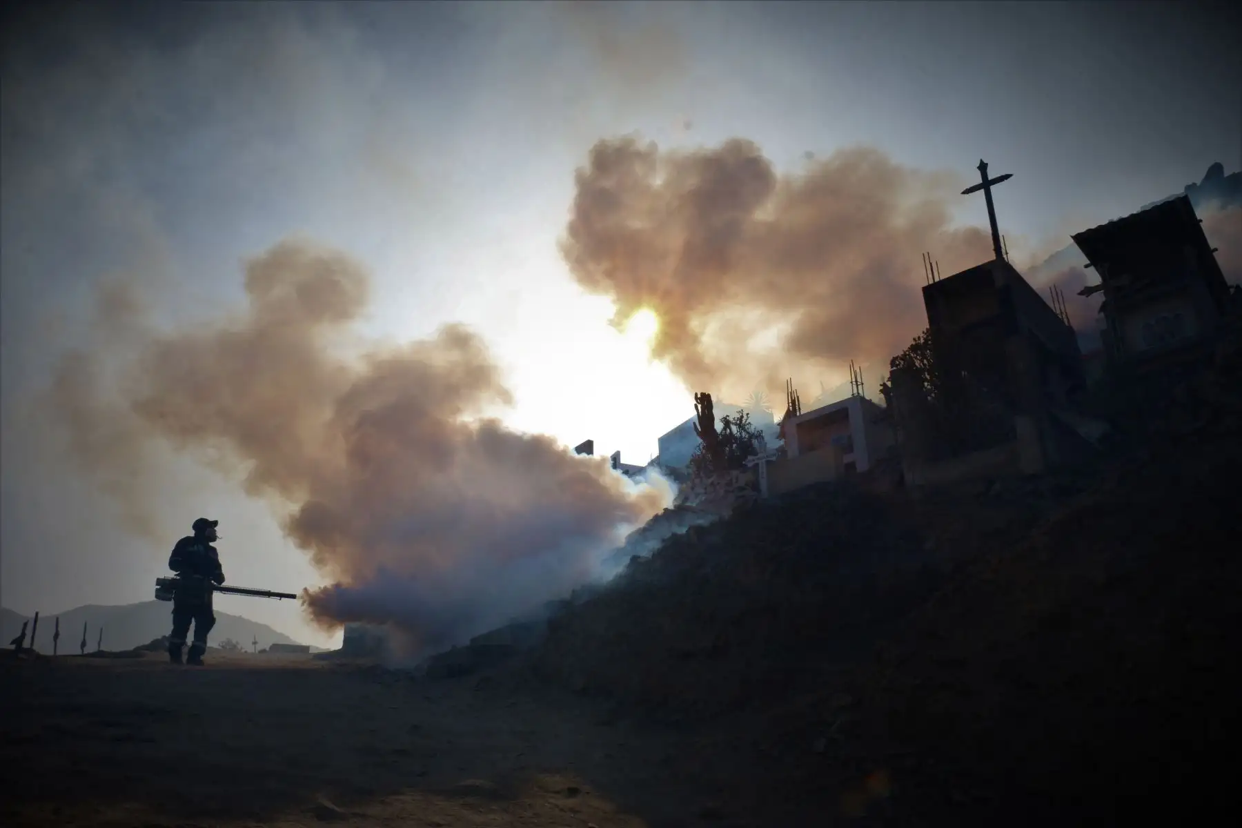Ministerio de Salud, realiza una gran intervención focal y fumigación en el cementerio Virgen de Lourdes, ubicado en Villa María del Triunfo, considerado el recinto más grande de Sudamérica y el segundo a nivel mundial. Foto: ANDINA/ MINSA