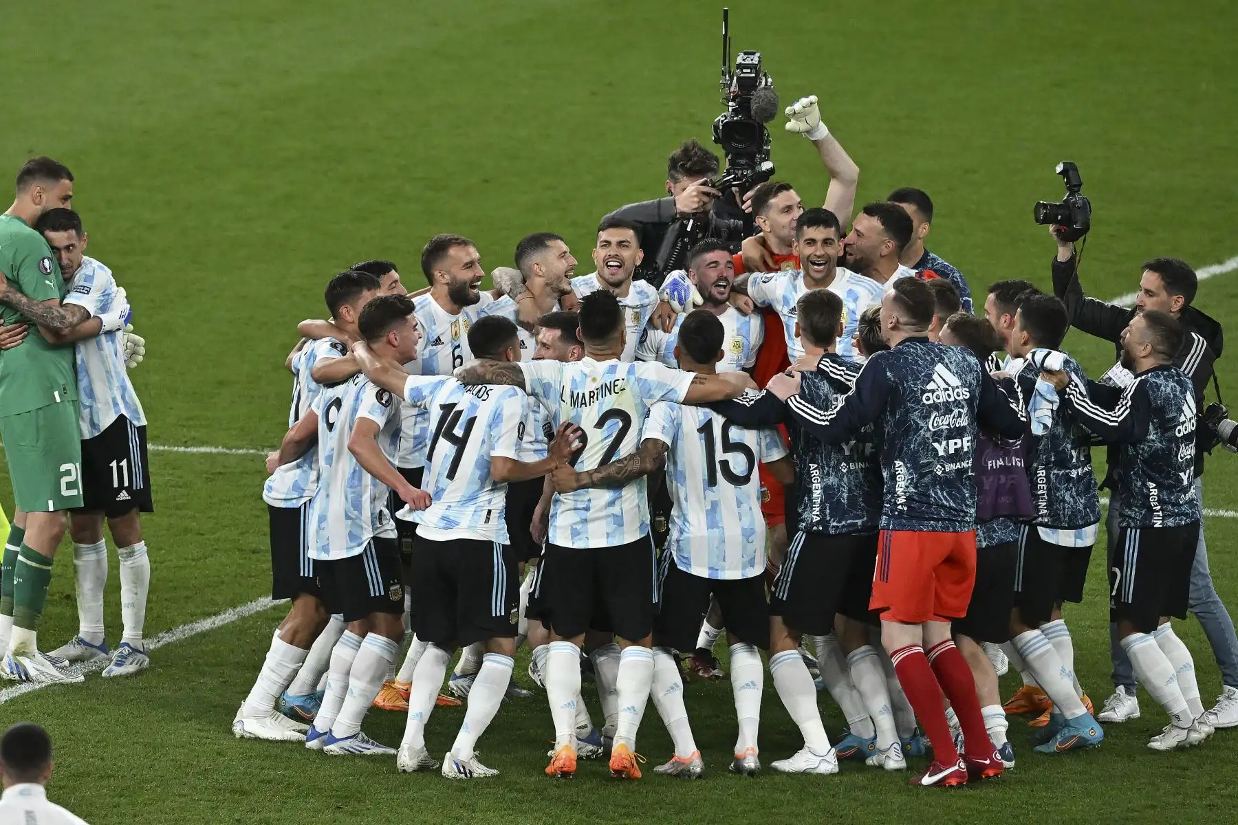 Los jugadores de Argentina celebran ganar el partido de fútbol amistoso internacional 