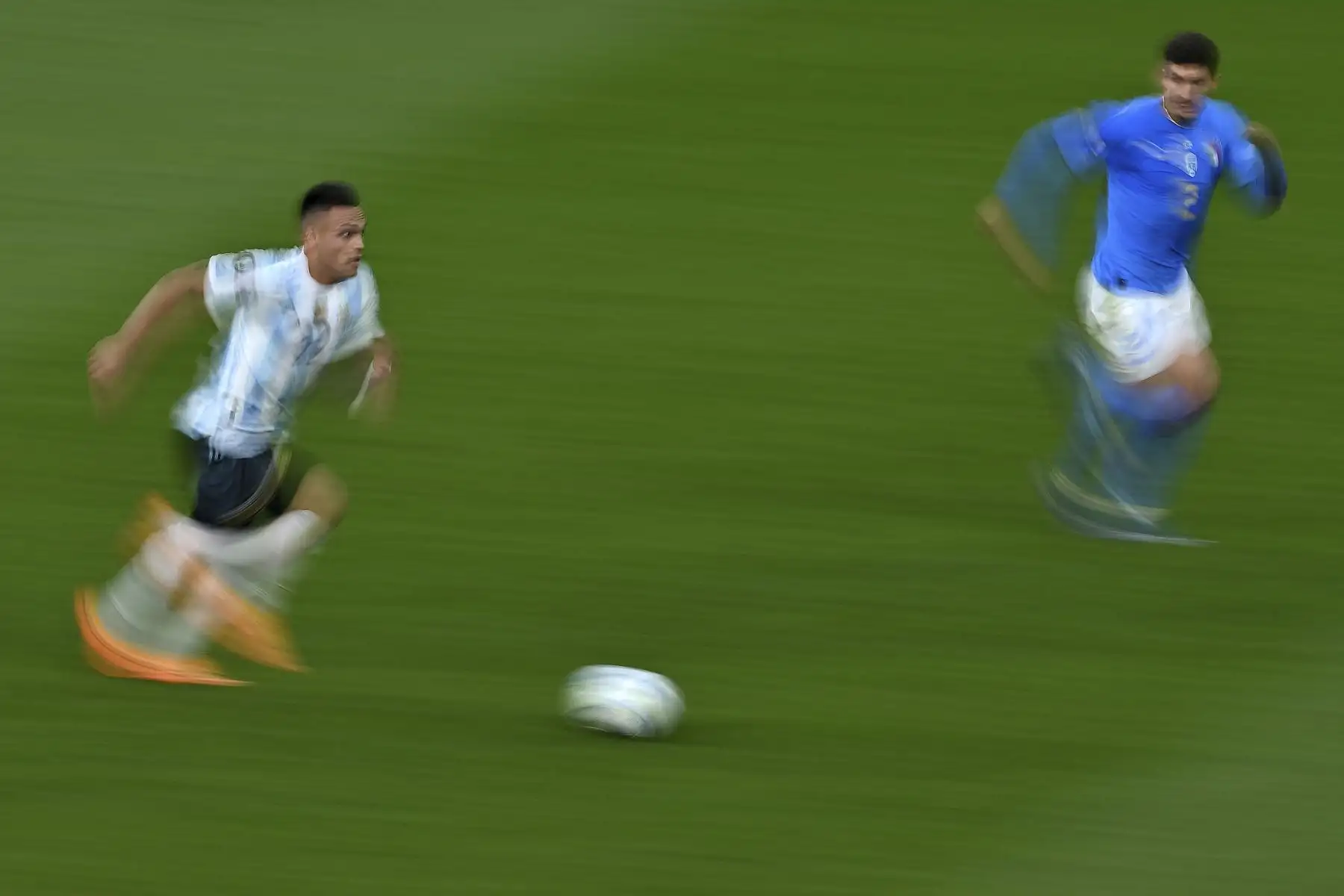 El delantero argentino Lautaro Martínez (I) corre con el balón durante el partido de fútbol amistoso internacional 