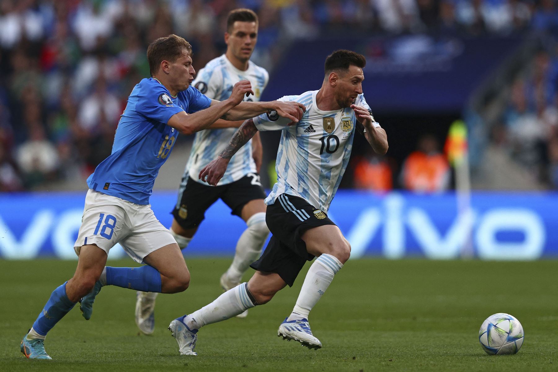 El delantero argentino Lionel Messi (R) compite con el mediocampista italiano Nicolo Barella (L) durante el partido de fútbol amistoso internacional 