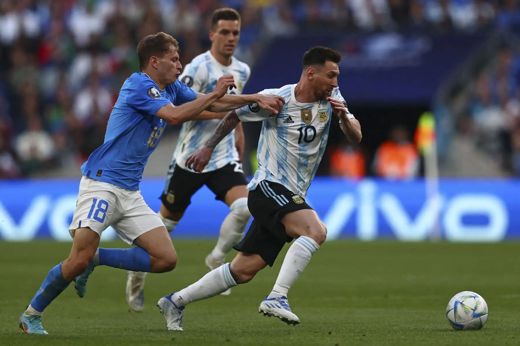 El delantero argentino Lionel Messi (R) compite con el mediocampista italiano Nicolo Barella (L) durante el partido de fútbol amistoso internacional 
