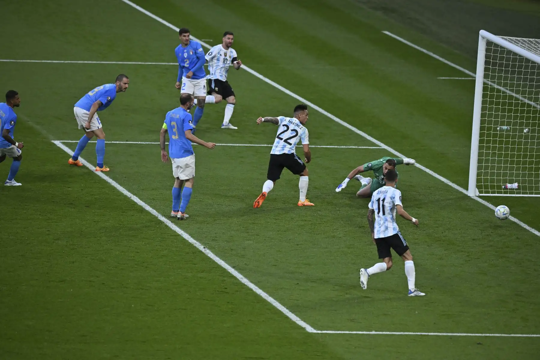 El delantero argentino Lautaro Martínez (D) anota el gol de apertura durante el partido de fútbol amistoso internacional 