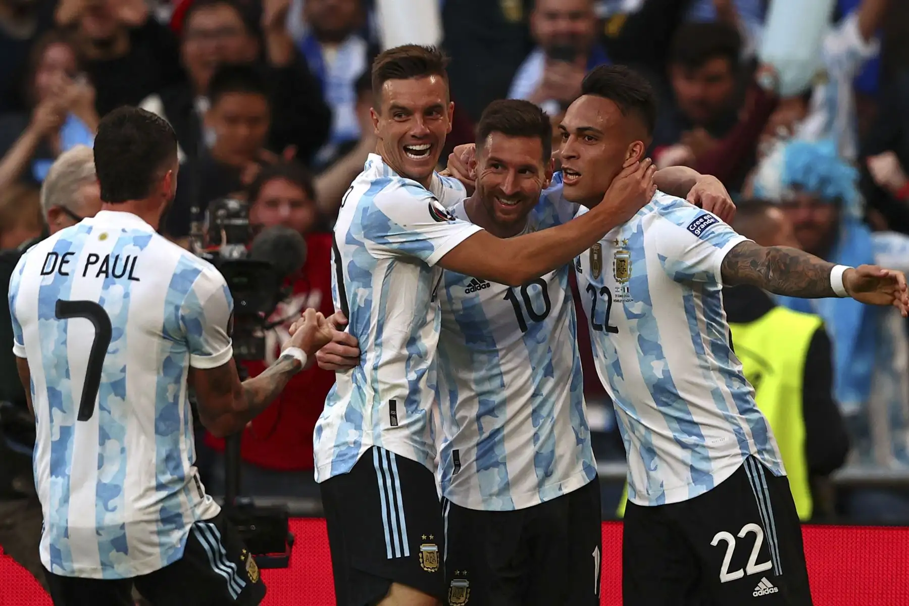 El delantero argentino Lautaro Martínez (D) celebra con sus compañeros de equipo después de marcar el gol de apertura del partido de fútbol amistoso internacional 