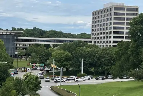 En esta foto se ven vehículos policiales y de socorristas fuera del campus de un hospital y del Sistema de Salud St. Francis, después de que cinco personas, incluyendo al tirador, murieran en un tiroteo en Tulsa, Oklahoma. Foto: AFP.